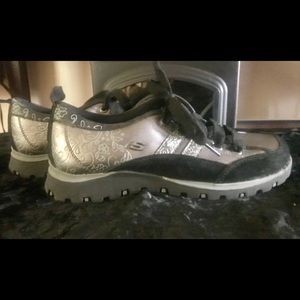 VERY RARE! Blk & metallic grey Sketchers NWOT